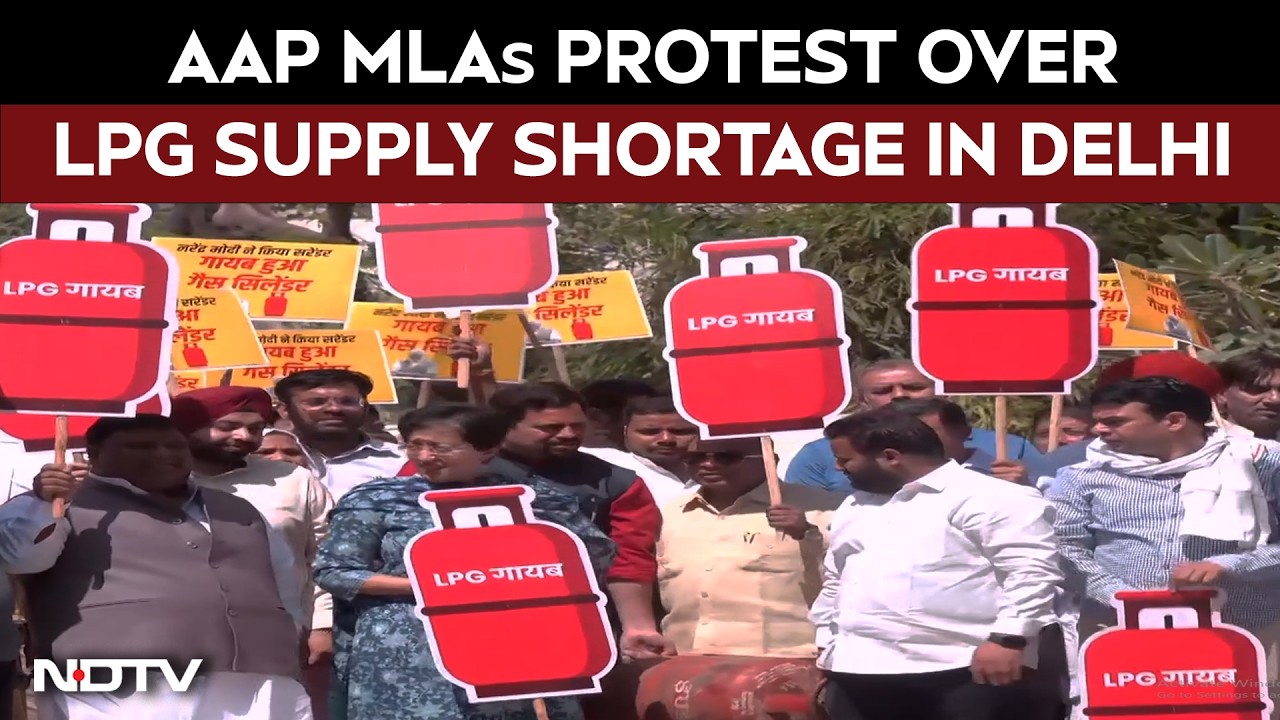 Aam Aadmi Party MLAs Hold Protest On LPG Cylinder Issue Outside Delhi Assembly
