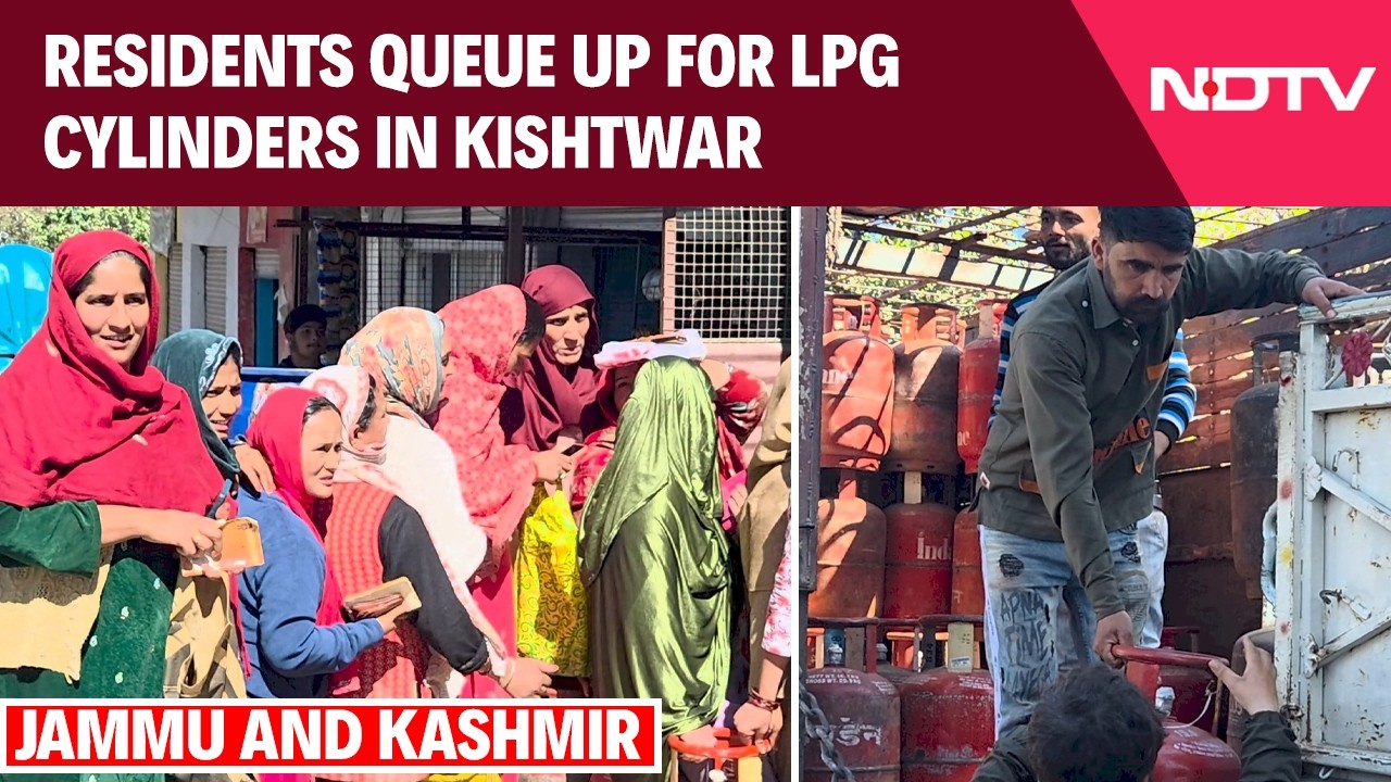 LPG Crisis | Residents Queue Up In Large Numbers For LPG Cylinders In Kishtwar