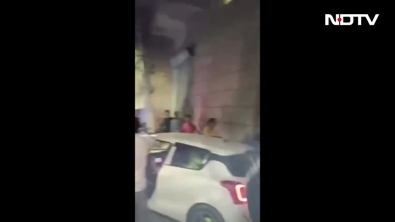 दिल्ली में रोडरेज का Viral Video, रास्ता देने को लेकर विवाद, बाइक सवार और साथियों ने परिवार पर किया हमला