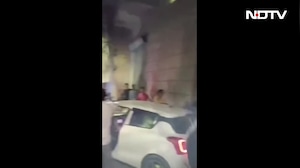 दिल्ली में रोडरेज का Viral Video, रास्ता देने को लेकर विवाद, बाइक सवार और साथियों ने परिवार पर किया हमला