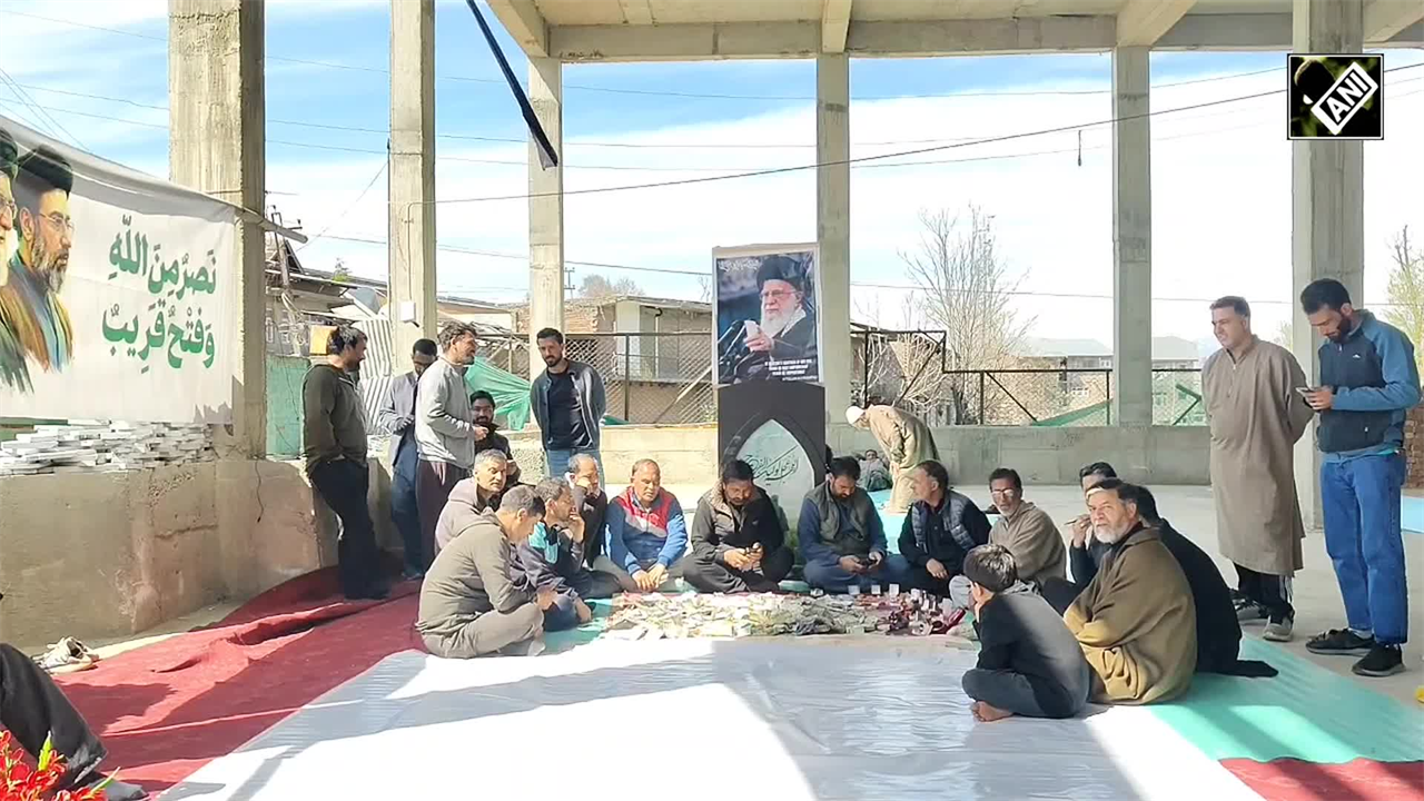 खामेनेई के नाम पर... ईरान की मदद के लिए कश्मीरी दान कर रहे सोने-चांदी के गहने और पैसे