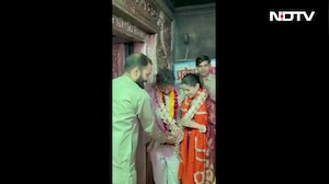 शादी के बाद कुलदीप पहुंचे वृंदावन के बांके बिहारी मंदिर, पत्नी संग इत्र लगाकर की सेवा