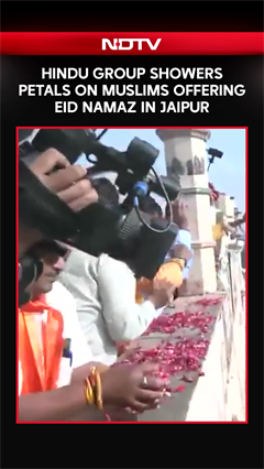 Eid 2026 | Hindu Group Showers Petals On Muslims Offering Eid Namaz In Jaipur