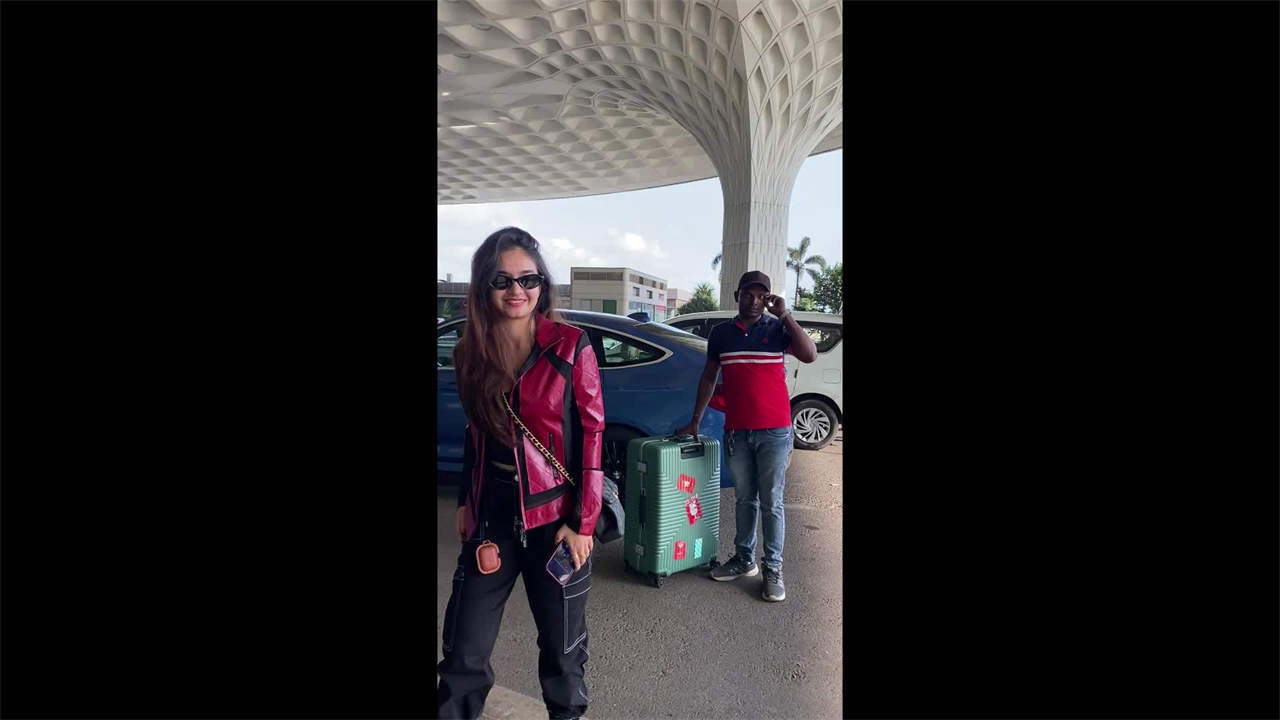 Anushka Sen Stylish Airport Look