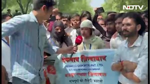 Noida workers protest: मजदूरों ने क्यों किया प्रदर्शन? कैमरे पर बताई आपबीती, बोले- हमारी क्या गलती