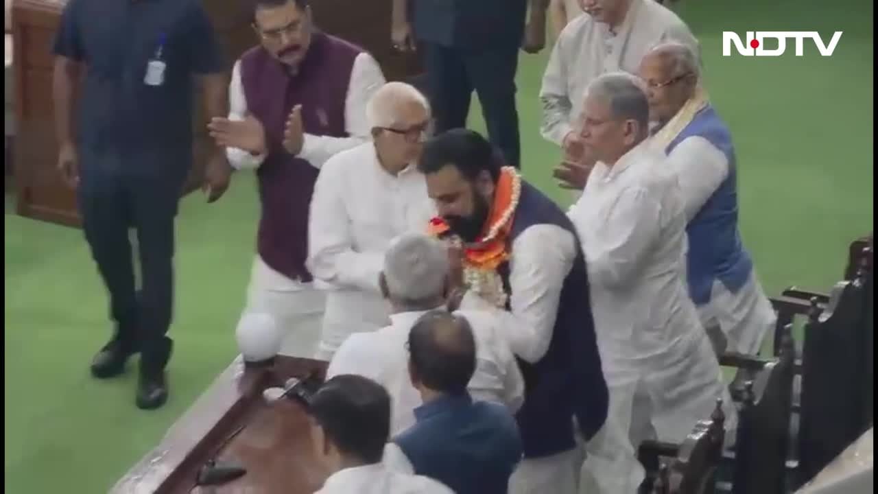 नीतीश कुमार ने पहनाई माला, सम्राट चौधरी ने छू लिए पैर, देखें VIDEO