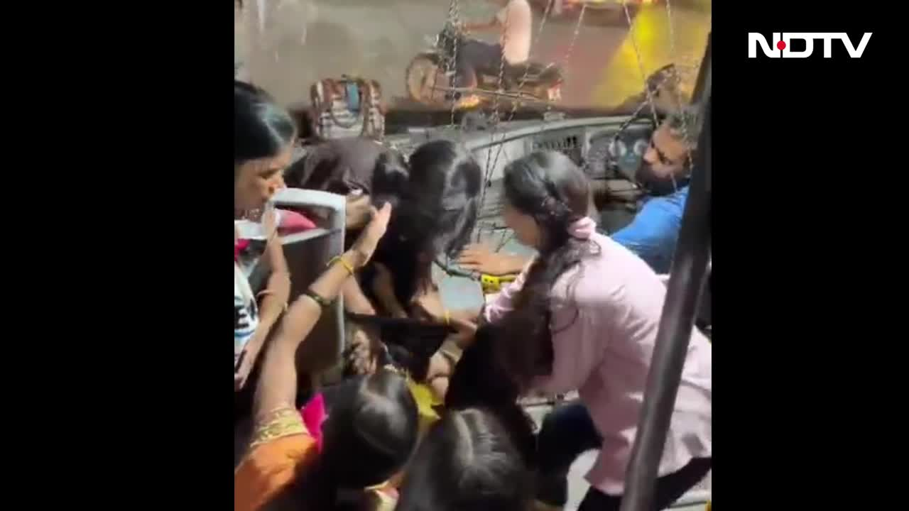 सीट को लेकर बस में भिड़ी महिलाएं, जमकर चले लात-घूंसे, तभी आ गया पुलिसवाला