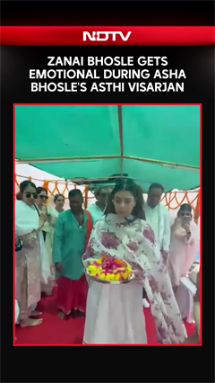 Zanai Bhosle Cries Inconsolably During Asha Bhosle's Asthi Visarjan Rituals