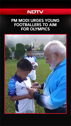 PM Modi Football | PM Modi Signs Autographs For Young Footballers In Sikkim