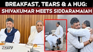 Karnataka CM Resign | Shivakumar Meets Siddaramaiah, Hugs Him & Takes His Blessings