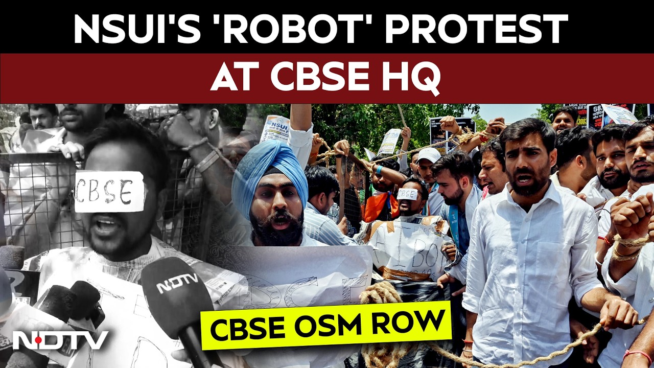 NSUI's 'Robot' Protest Over CBSE OSM Row At CBSE HQ
