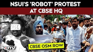 NSUI's 'Robot' Protest Over CBSE OSM Row At CBSE HQ