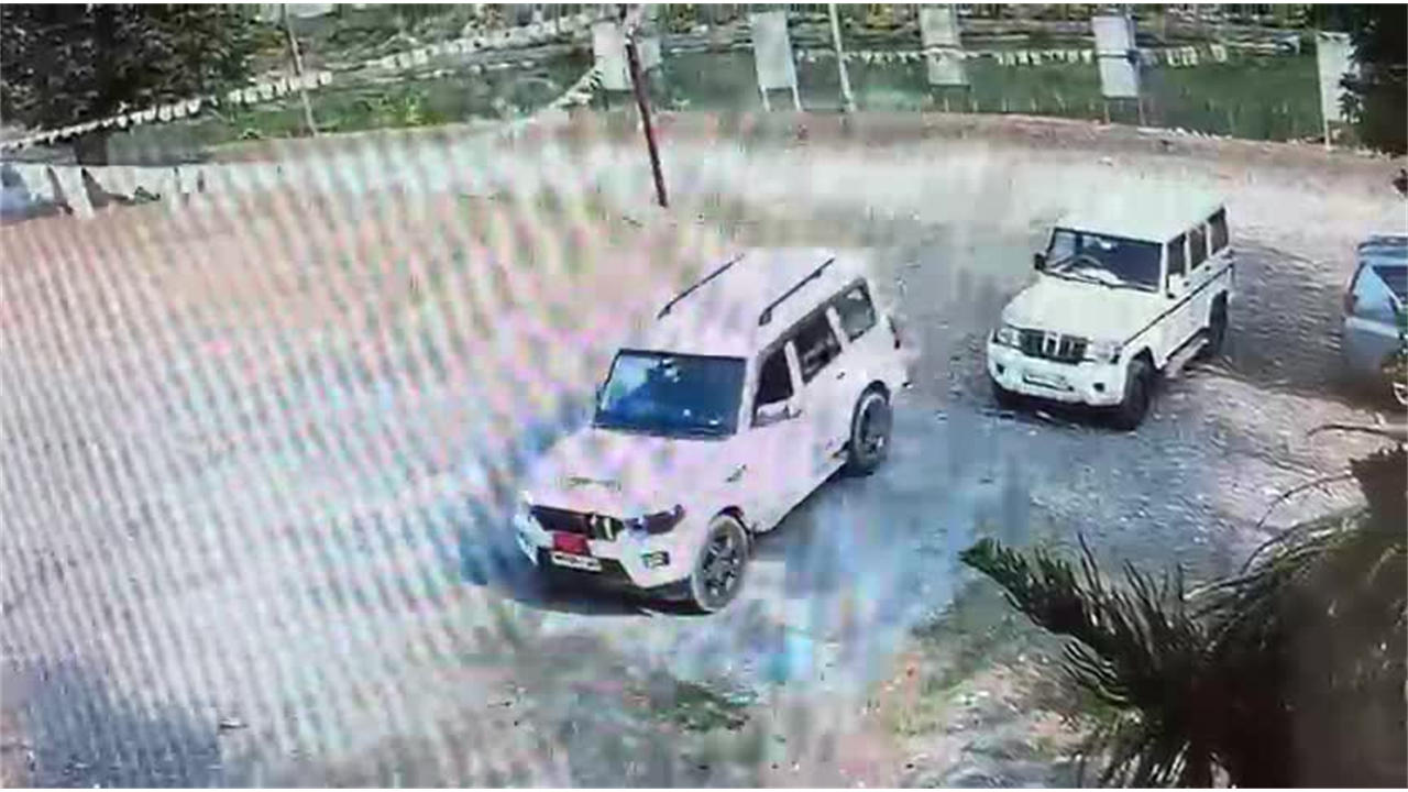 लुढ़कते हुए अचानक नहर में समा गई पार्किंग में खड़ी ड्राइवर लेस कार, चौंका देगा सीसीटीवी वीडियो