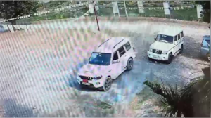 लुढ़कते हुए अचानक नहर में समा गई ड्राइवर लेस कार, चौंका देगा वायरल वीडियो