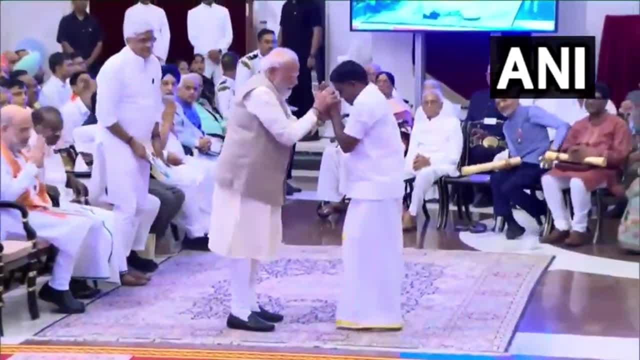 ये पद्म पुरस्कार विजेता कौन है? जिसके लिए कुर्सी से उठे पीएम मोदी और थाम लिया हाथ