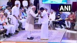 ये पद्म पुरस्कार विजेता कौन है? जिसके लिए कुर्सी से उठे पीएम मोदी और थाम लिया हाथ