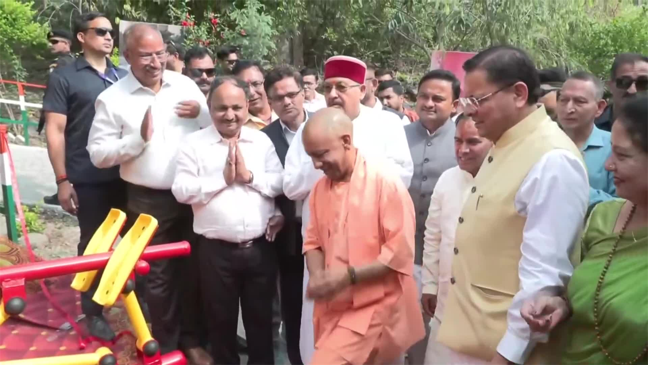 यमकेश्वर पहुंचे सीएम योगी, धामी संग मंदिर उद्घाटन में हुए शामिल