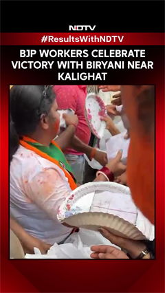 Bengal Polls 2026 | BJP Workers Celebrate Victory With Biryani Near Kalighat