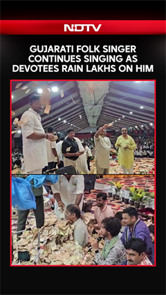 Video: Viral Video: Gujarati Folk Singer Continues Singing As Devotees Rain Lakhs On Him, Video Viral