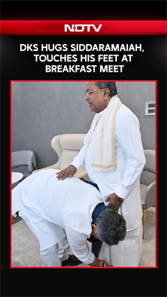 At Breakfast Meet, DK Shivakumar Hugs Siddaramaiah, Touches His Feet