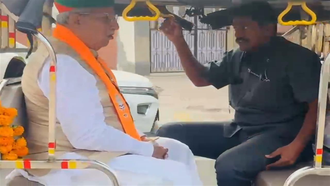 ई-रिक्शा पर केंद्रीय कानून मंत्री...रेल से की यात्रा और आम लोगों की तरह गए अपने घर - Video