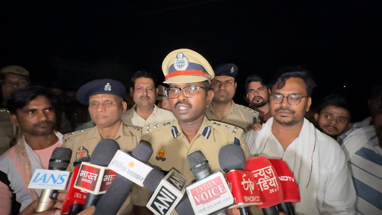 banda accident truck overturned on e rickshaw six dead