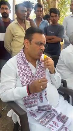 सीएम भजनलाल आम देखकर खुद को रोक न सके, सड़क किनारे खुद भी खाए लोगों को भी खिलाया