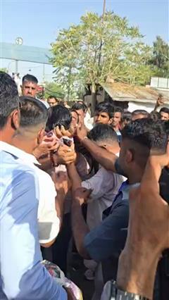 विधायक रविंद्र भाटी ने की आत्मदाह की कोशिश, खुद पर डाला पेट्रोल