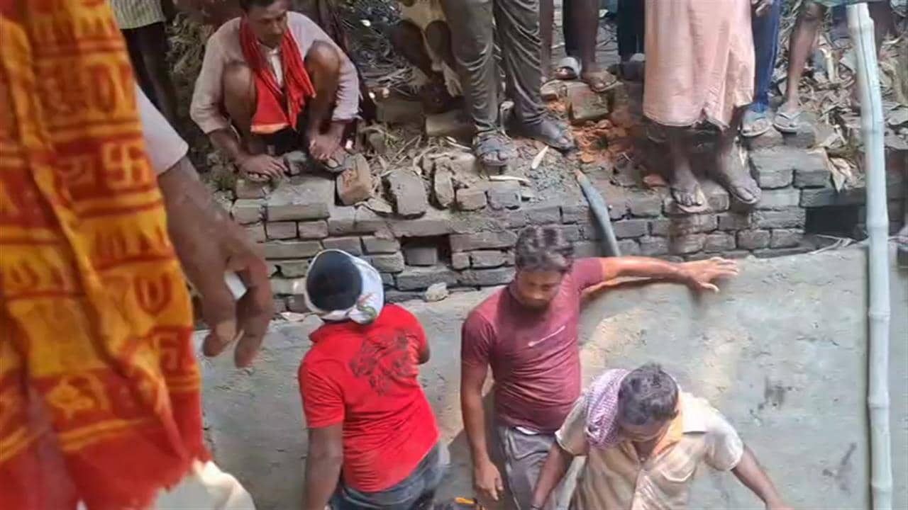 बिहारः पुल पर बैठे थे युवक, अचानक भरभराकर ढहा और गिर गए सारे