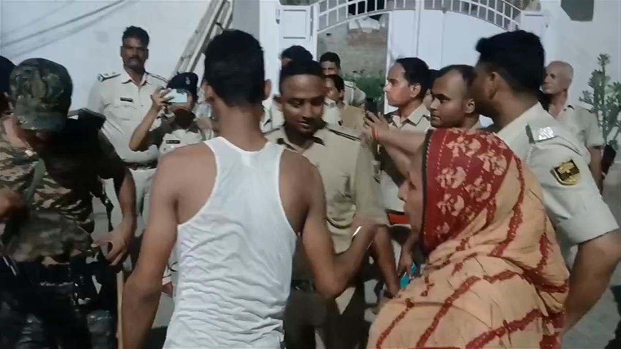 Video : गैंगस्&zwj;टर के घर छापा मारने पहुंची पुल&zwj;िस की गुर्गों ने ली तलाशी, फ&zwj;िर म&zwj;िली एंट्री