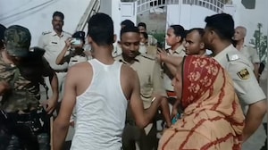 गैंगस्&zwj;टर के घर छापा मारने पहुंची पुल&zwj;िस की गुर्गों ने ली तलाशी, फ&zwj;िर म&zwj;िली एंट्री