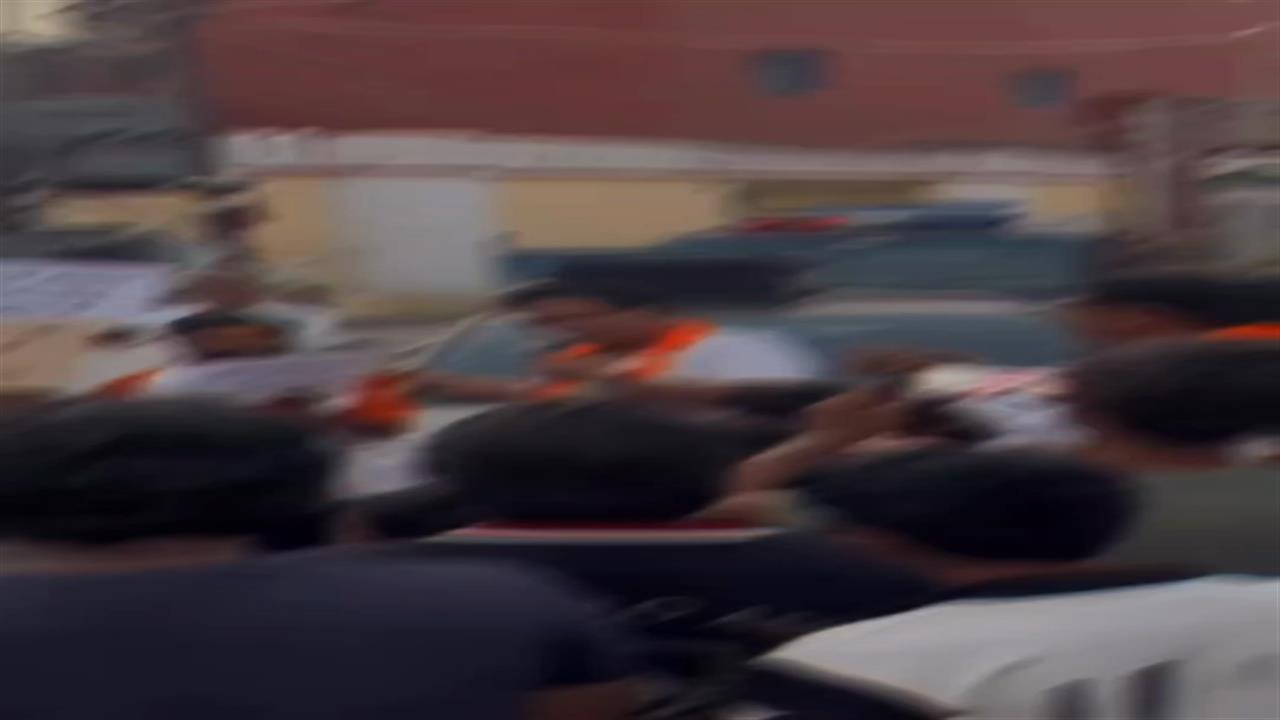 'सियानी घोष का सिर...' &nbsp;TMC सांसद को लेकर बिगड़े बुलंदशहर चेयरमैन के बोल, क्यों दे रहे 1 करोड़ का इनाम?&nbsp;