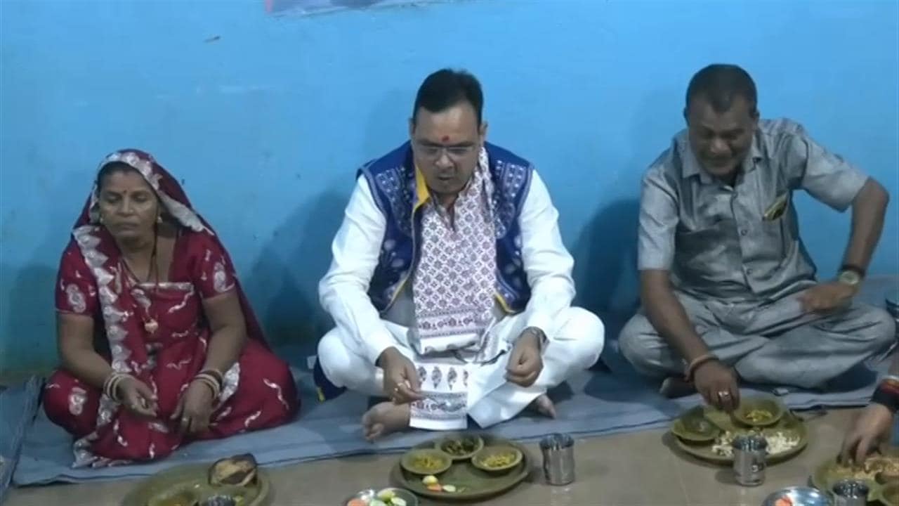 सीएम भजनलाल शर्मा आम आदमी की तरह क‍िया भोजन, जमीन पर बैठकर पत्‍तल में खाया खाना