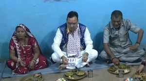 सीएम भजनलाल शर्मा आम आदमी की तरह क&zwj;िया भोजन, जमीन पर बैठकर पत्&zwj;तल में खाया खाना