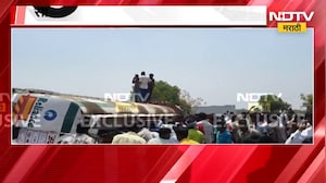 Beed| तालखेड फाट्यावर डिझेलच्या टँकरचा अपघात; सांडलेलं इंधन गोळा करण्यासाठी नागरिकांची झुंबड