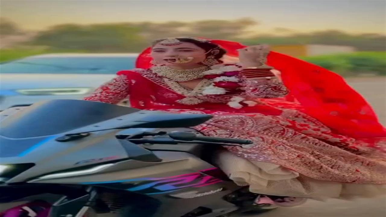 'दूल्हा तू दुल्हन मैं...' लहंगे वाली बाइक राइडर ने हैंडल छोड़ दिए एक्सप्रेशन