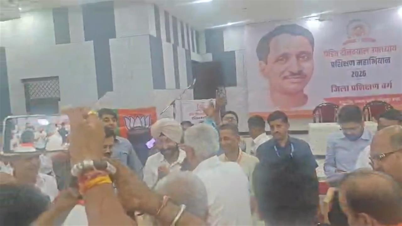 'मेरे देश की धरती...' जब जोधपुर में गजेंद्र सिंह शेखावत ने छेड़े सुर, झूमें कार्यकर्ता