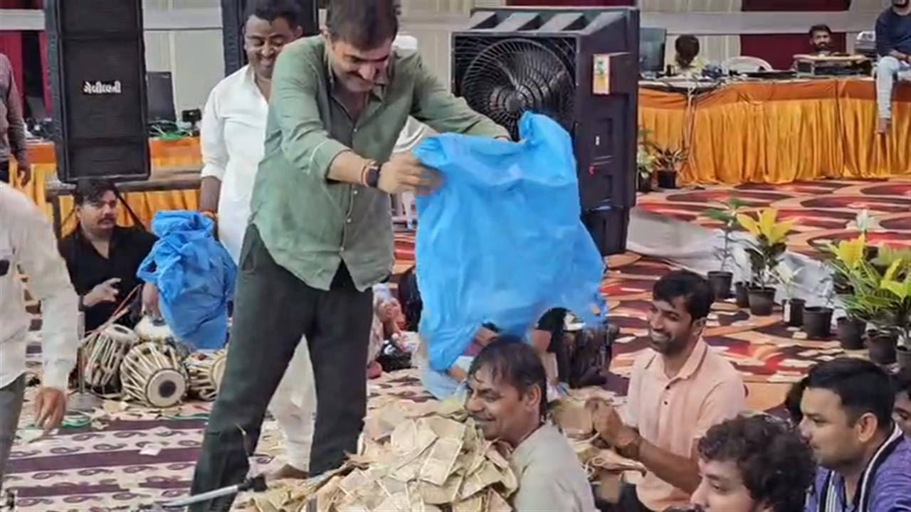 Gujarat Singer cash Rain: स्टेज पर गा रहा था सिंगर, श्रोताओं ने बोरियों में भरकर कर दी नोटों की बारिश