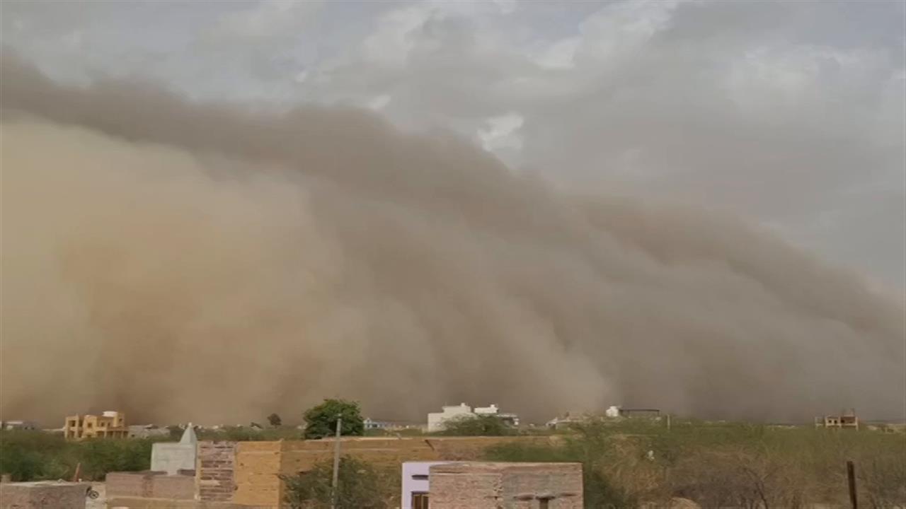 जैसलमेर में फिर उठा रेत का बवंडर, दिन में छाया अंधेरा