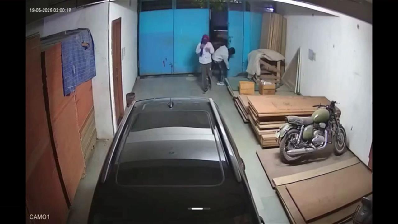 स्कॉर्पियो से आए चोर, कुछ नहीं मिला तो 18 लाख की Kia ले उड़े
