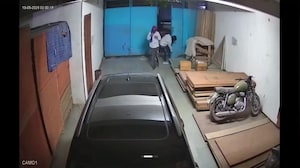 स्कॉर्पियों से आए चोर, कुछ नहीं मिला तो 18 लाख की Kia ले उड़े