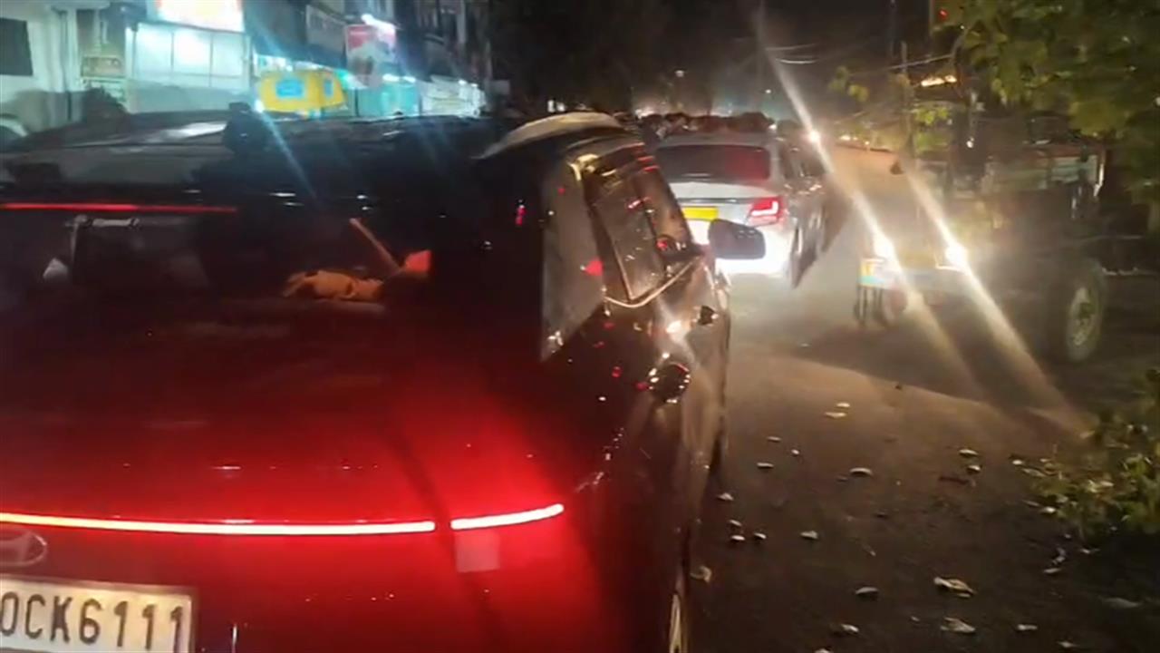 कोटा में आंधी से गिरा पेड़, ऑटो आया चपेट में