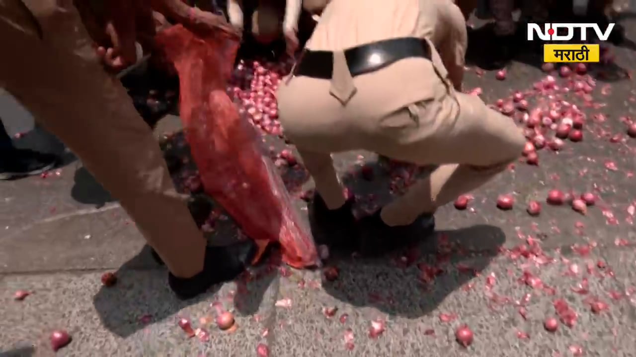 Onion Farmers Agitation | रस्त्यावर कांदे फेकून मंत्रालयाबाहेर किसान काँग्रेसचं आंदोलन ।  NDTV