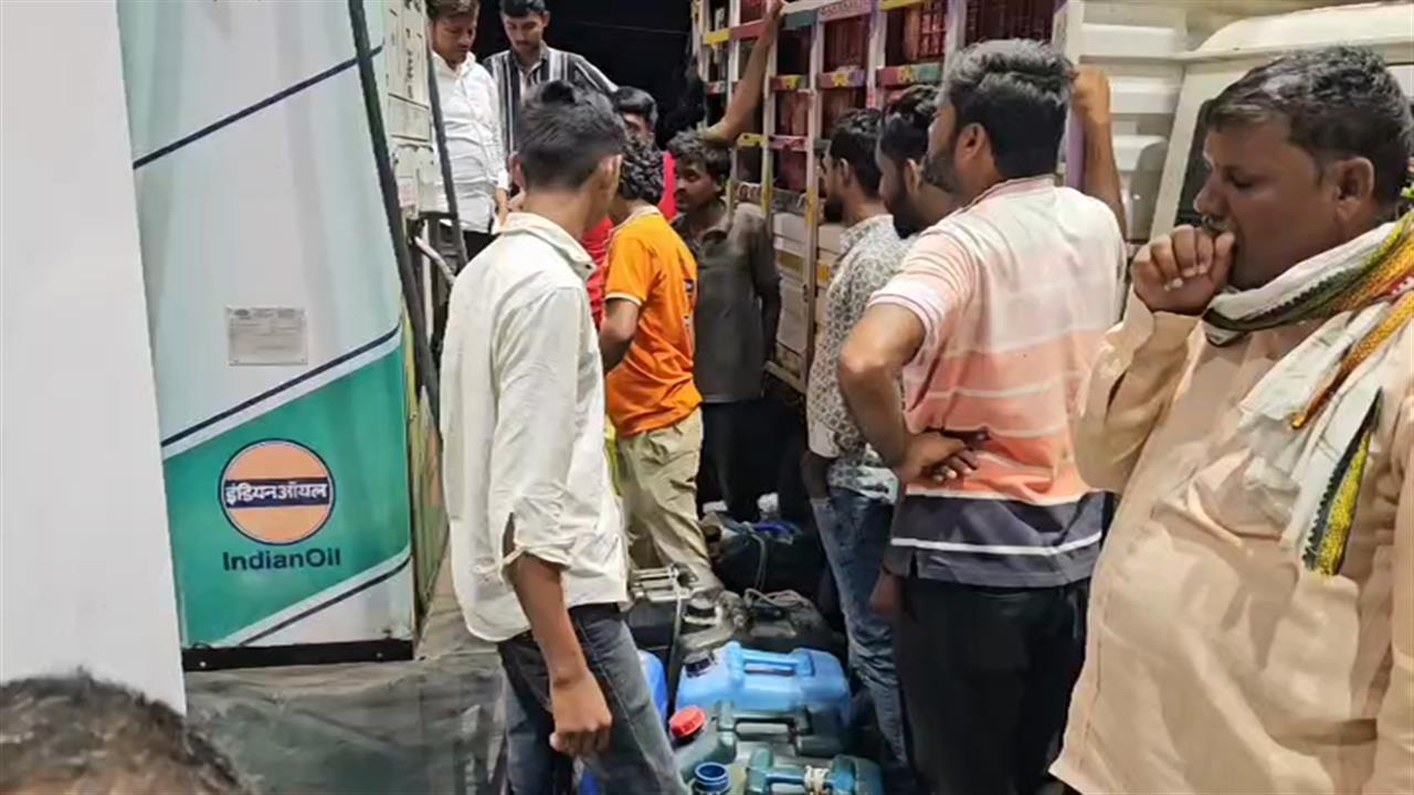 डीजल की तलाश में 7 घंटे तक भटकता रहा किसान, किसी तरह इंतजाम होने पर आधी रात शुरू की खेत की जुताई