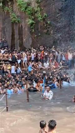 नवादा के ककोलत झरने में बेकाबू हुए पर्यटक
