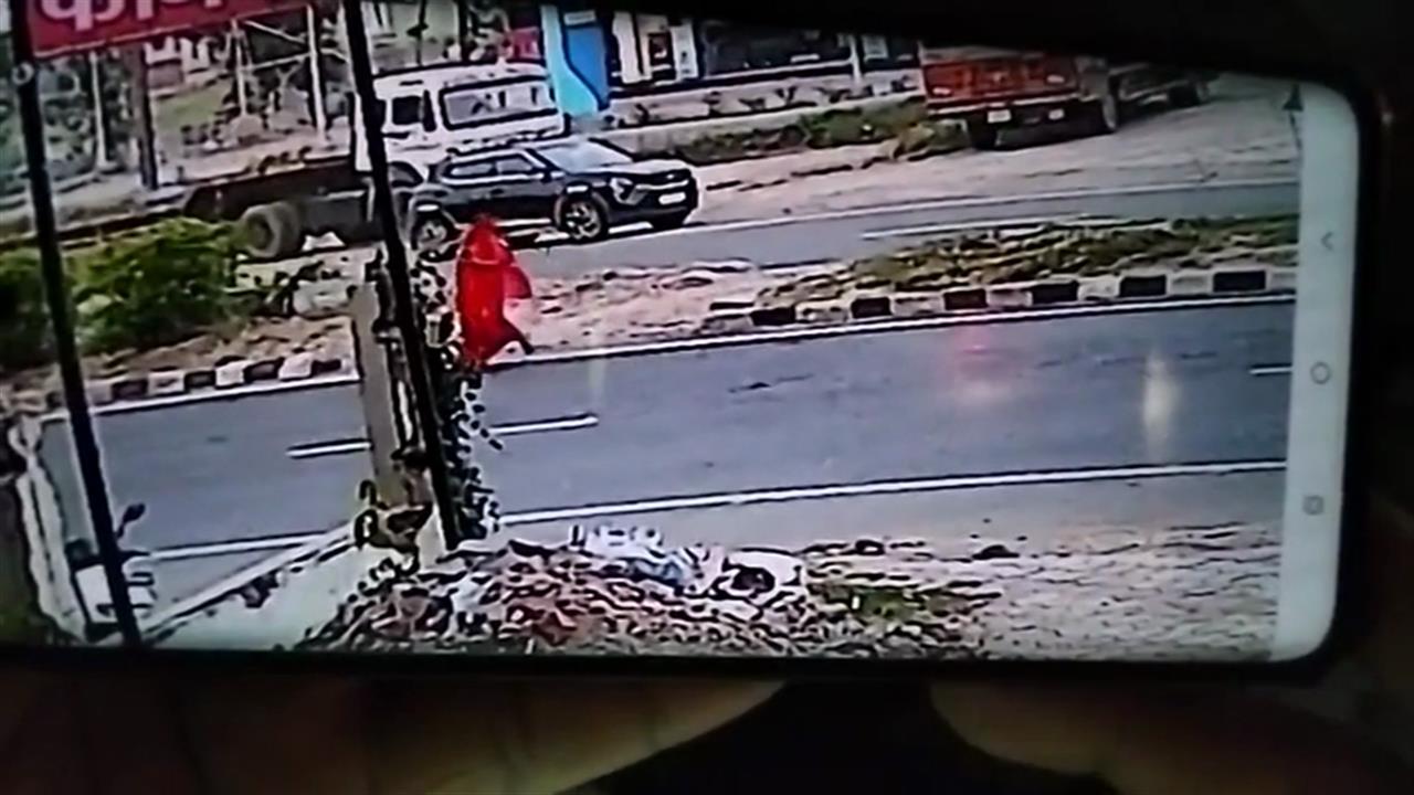 प&zwj;िकअप ने बाइक सवार युवक को उड़ाया, वीडियो आया सामने