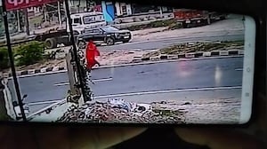 प&zwj;िकअप ने बाइक सवार युवक को उड़ाया, दर्दनाक मौत का लाइव CCTV फुटेज आया सामने