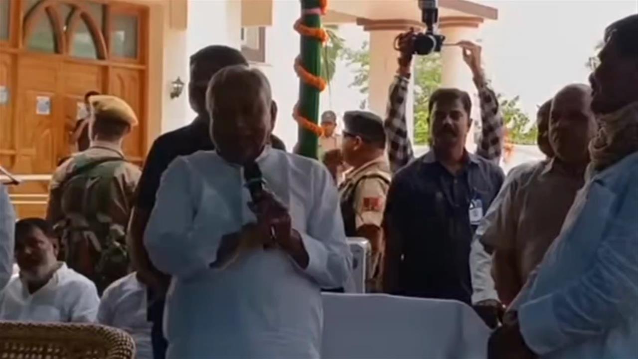 नीतीश कुमार ने JDU प्रदेश अध्यक्ष को लगाई फटकार, कहा- झुको आगे बढ़ोगे