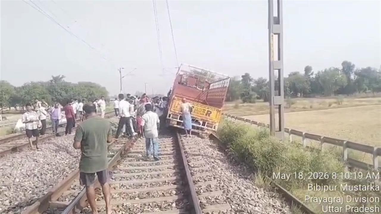 हिट एंड रन आरोपी ट्रक चालक ने रेलवे ट्रैक पर चढ़ा दी ट्रक