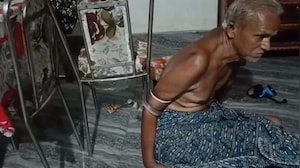 &lsquo;नाग फांस&rsquo;: 2 घंटे तक लकवाग्रस्त व्यक्ति को कुर्सी से जकड़े रहा सांप